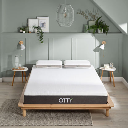 Front End View of the OTTY Aura 1000 pocket spring mattress with memory foam.